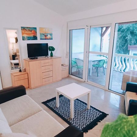 Beach Apartment With Beach Chairs N.1 Utjeha Room photo